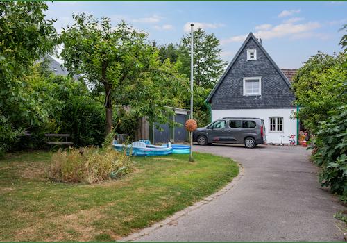 Einfahrt zum Landhaus mit Parkplatz und Doppelgarage