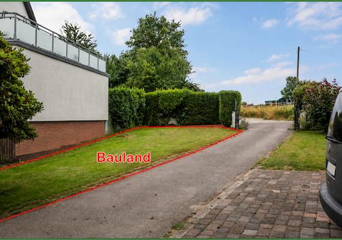 Einfahrt mit Bauland