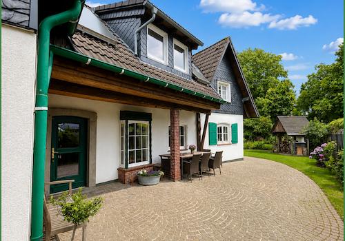 Terrasse vor dem Haus mit Platz für ein Wohnmobil