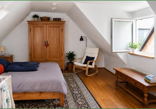 Geräumiges Schlafzimmer im linken Flügel