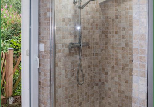 Ebenerdige Dusche im rechten Flügel