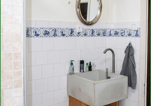 Waschtisch im Badezimmer im rechten Flügel