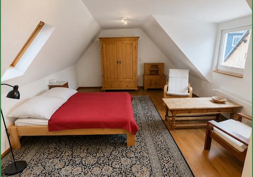 Schlafzimmer im Obergeschoss im rechten Flügel