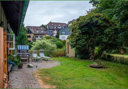 Großer Garten neben dem rechten Flügel