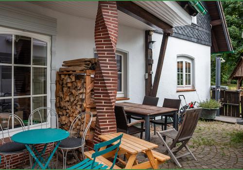 Sitzmöglichkeiten vor dem Haus