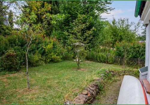Garten hinter dem linken Flügel