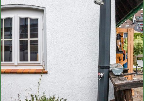 Outdoor-Dusche im Garten