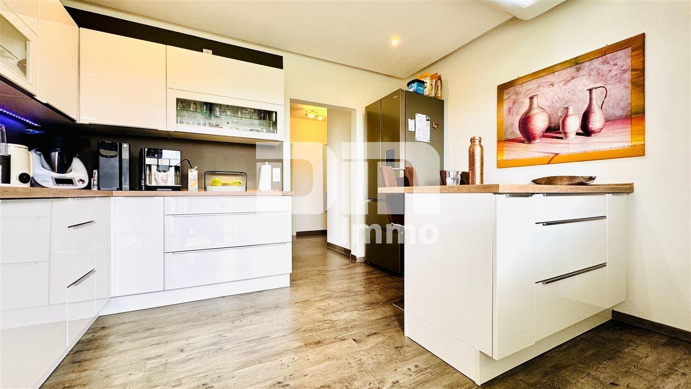 Küche / Hochwertige EBK / Zugang Balkon