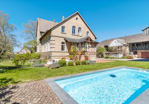 Pool Hausansicht