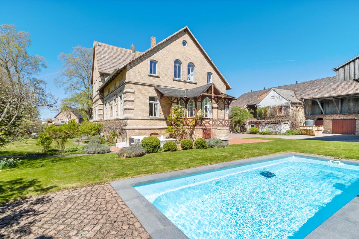 Pool Hausansicht