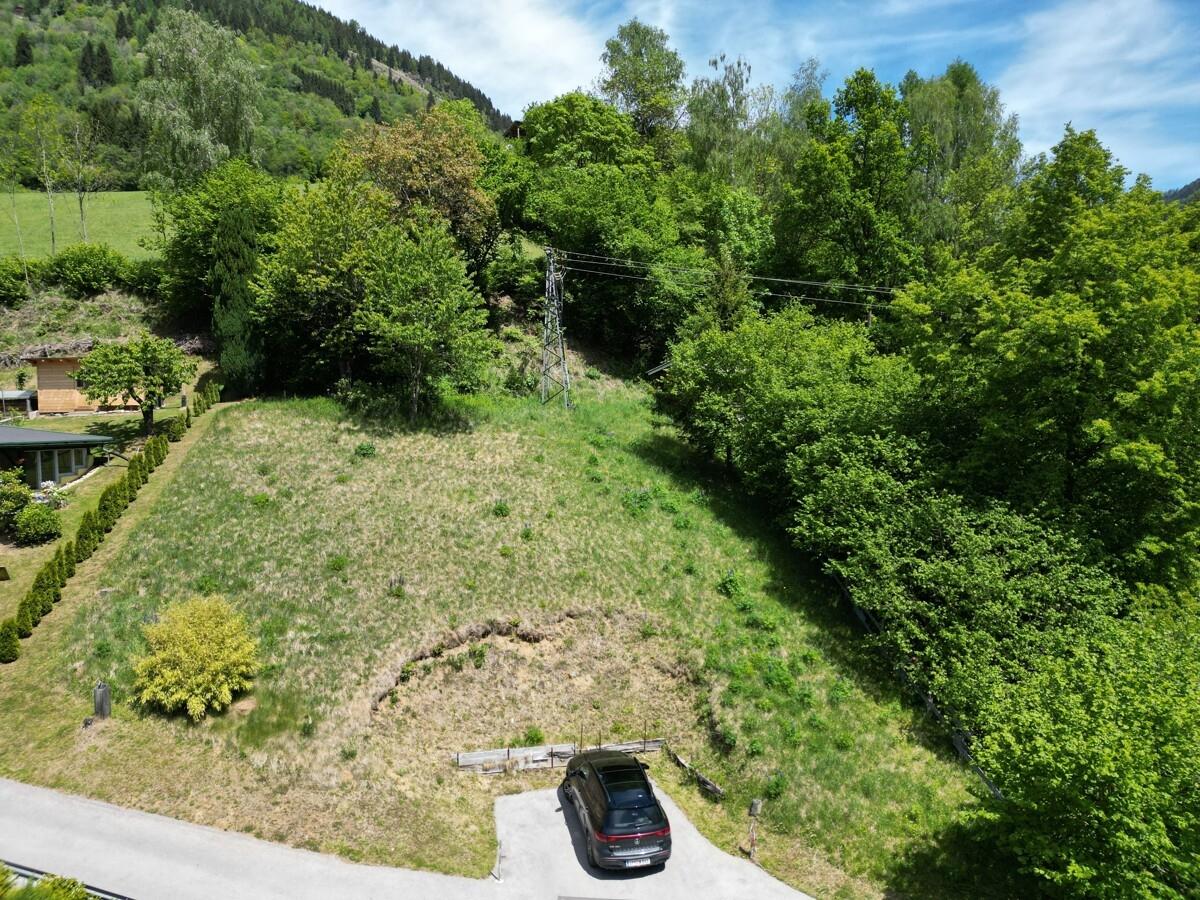 Grundstück mit Zufahrt und Parkplatz