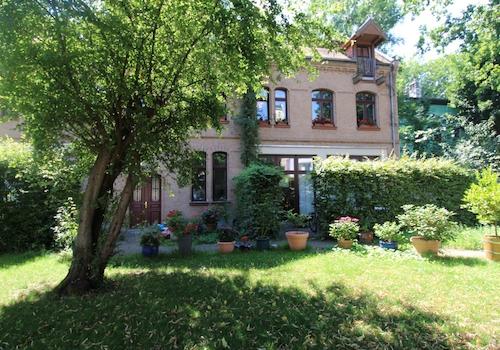 Garten mit Blick zum Hinterhaus