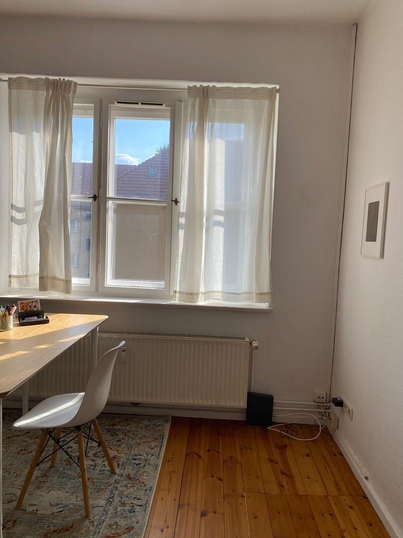 Wohnzimmer, Fenster n. Westen