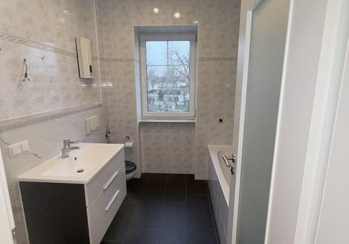 Badezimmer mit Fenster