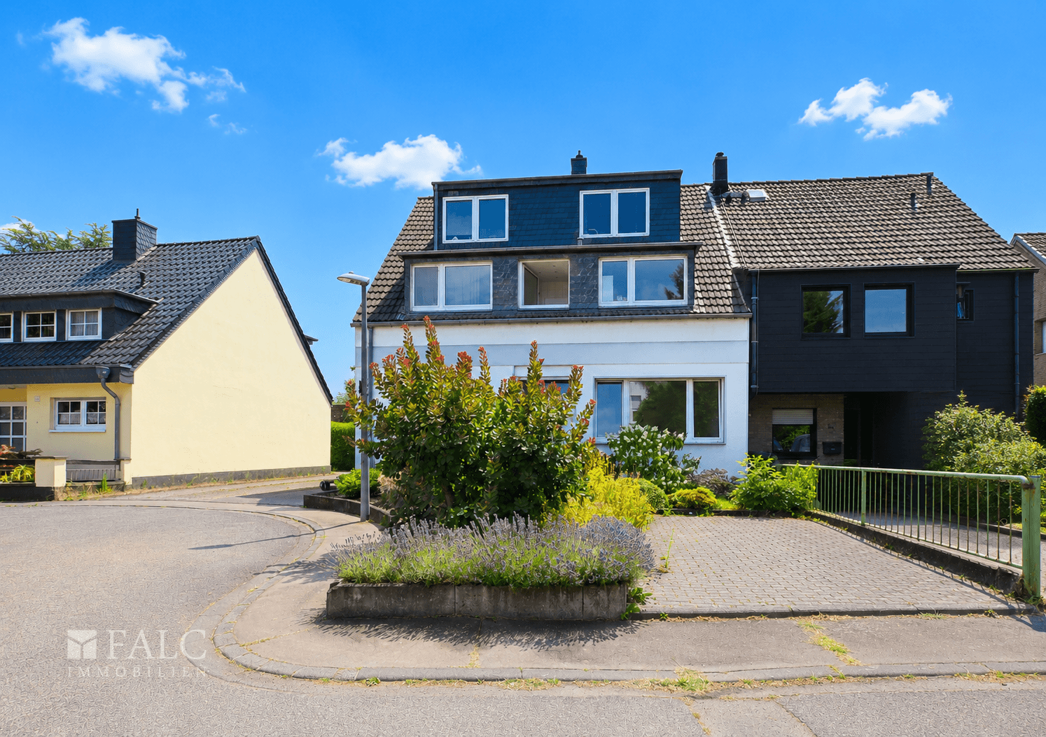 Haus-Straßenansicht