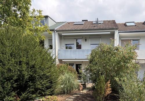 Westansicht vom Gartentor aus