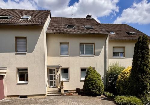 Hausansicht mit Garage