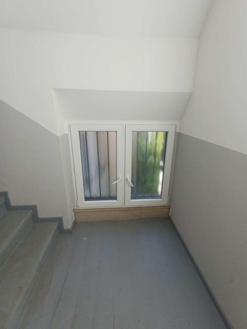 Treppenhaus mit Fenster