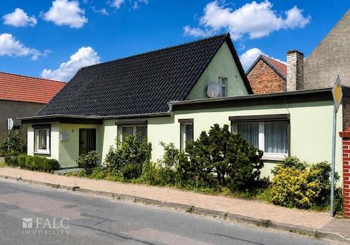 Wohnhaus Straßenansicht