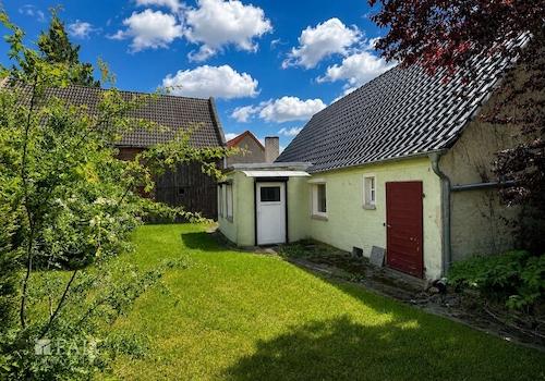 Rückwärtiger Hof- und Gartenbereich mit Blick auf Wohnhaus und Scheune