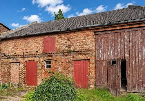 Historische Backsteinscheune mit charaktervollen Holztoren