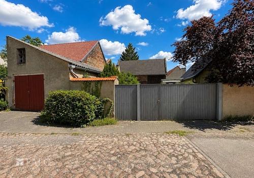 Geschlossener Hofzugang + Garage mit Zufahrt