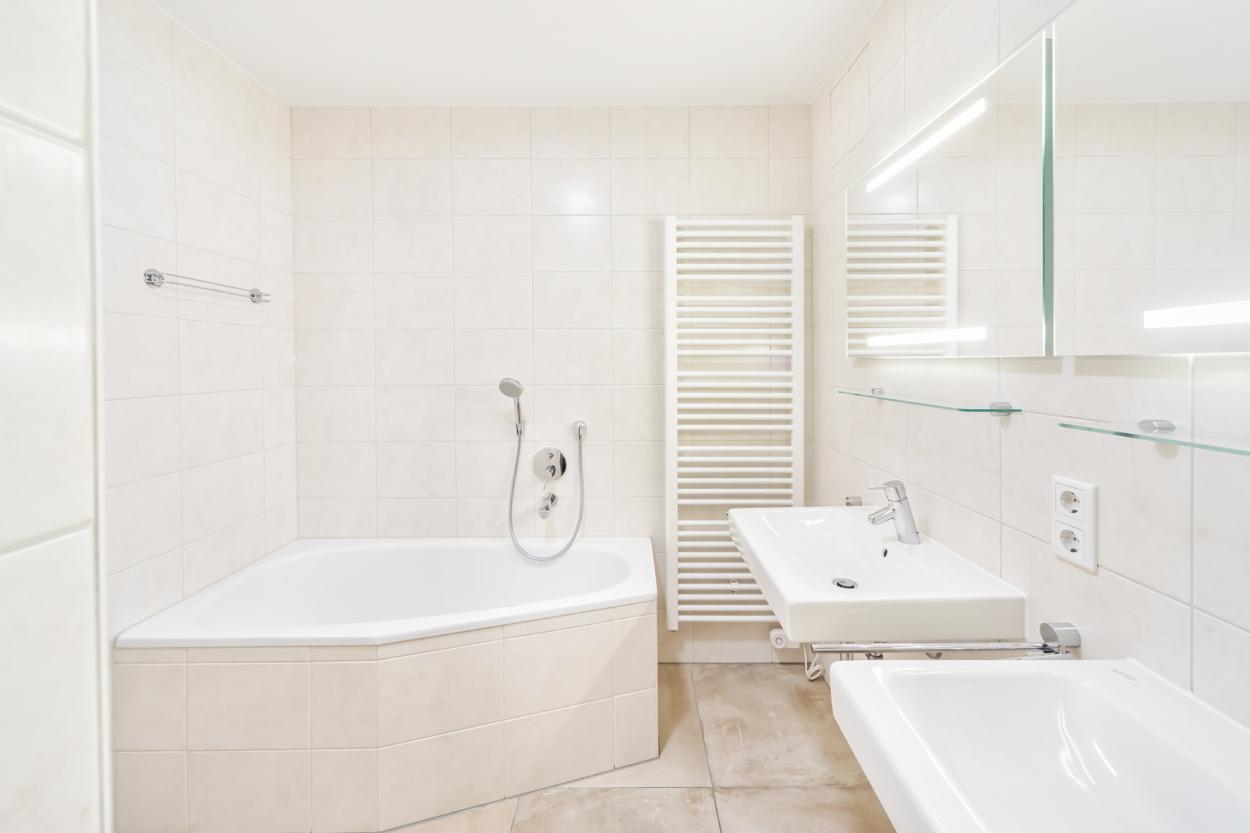 Luxuriöses Badezimmer mit Badewanne - wertige Waschbeckenunterschränke wurden nachgerüstet! 