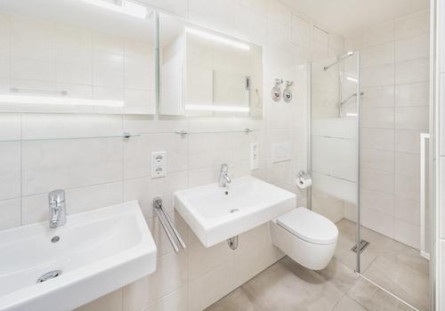 Luxuriöses Badezimmer mit Badewanne - wertige Waschbeckenunterschränke wurden nachgerüstet!