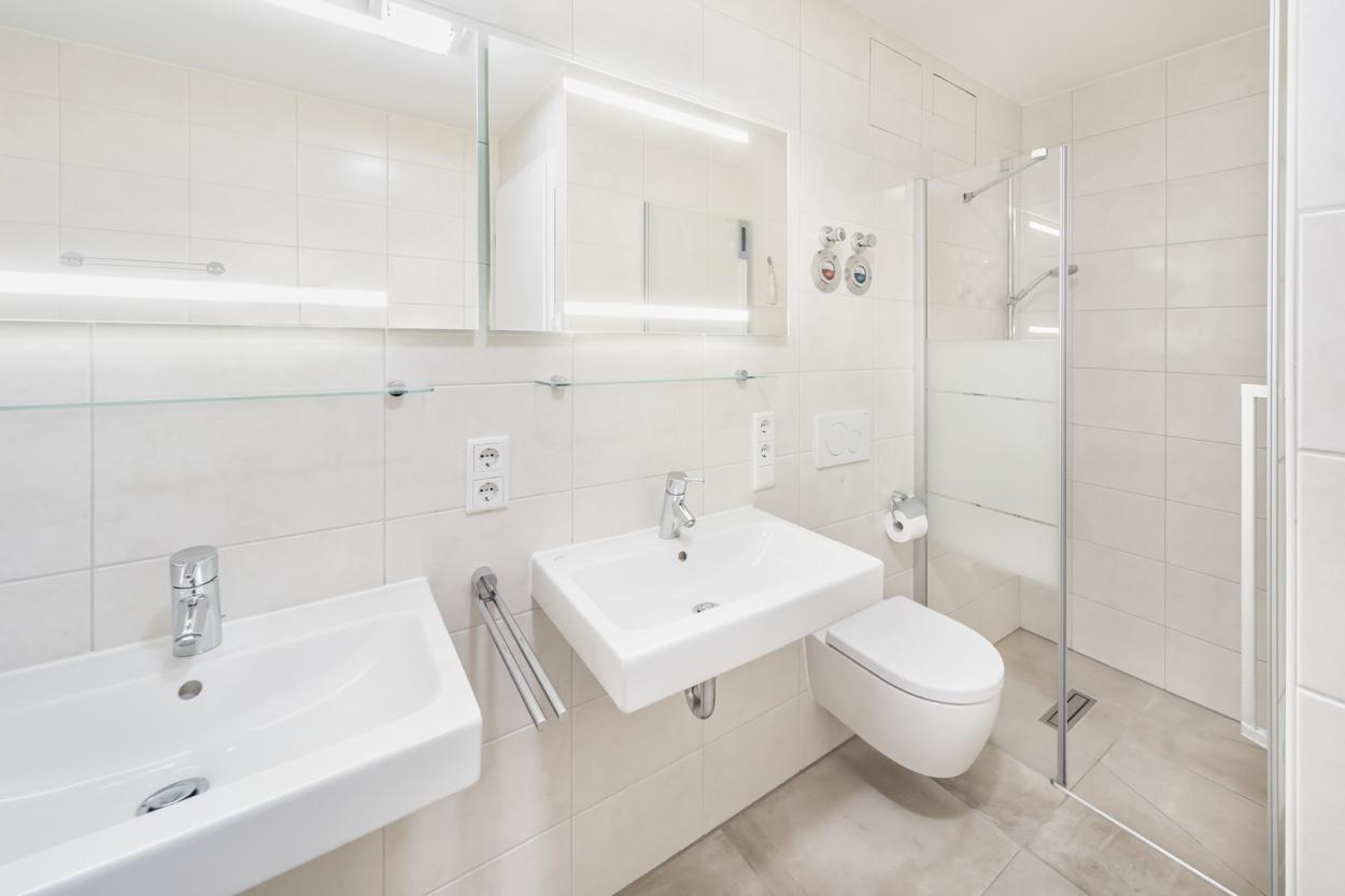 Luxuriöses Badezimmer mit Badewanne - wertige Waschbeckenunterschränke wurden nachgerüstet!