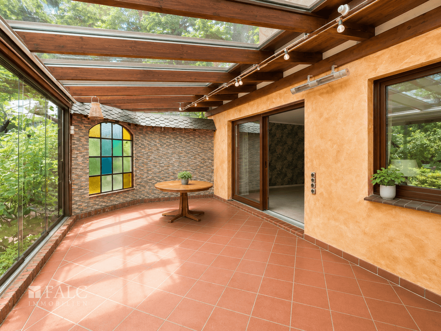 Wintergarten mit Eingang zum Wohnzimmer