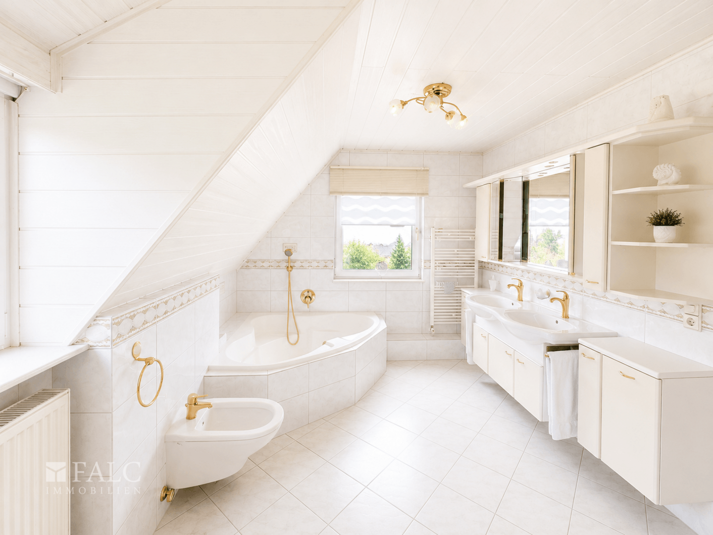 Badezimmer mit Badewanne im Obergeschoss