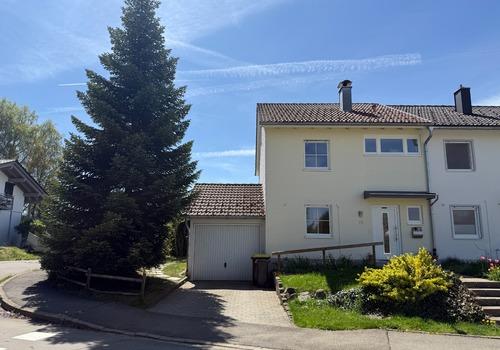 Hausansicht mit Garage