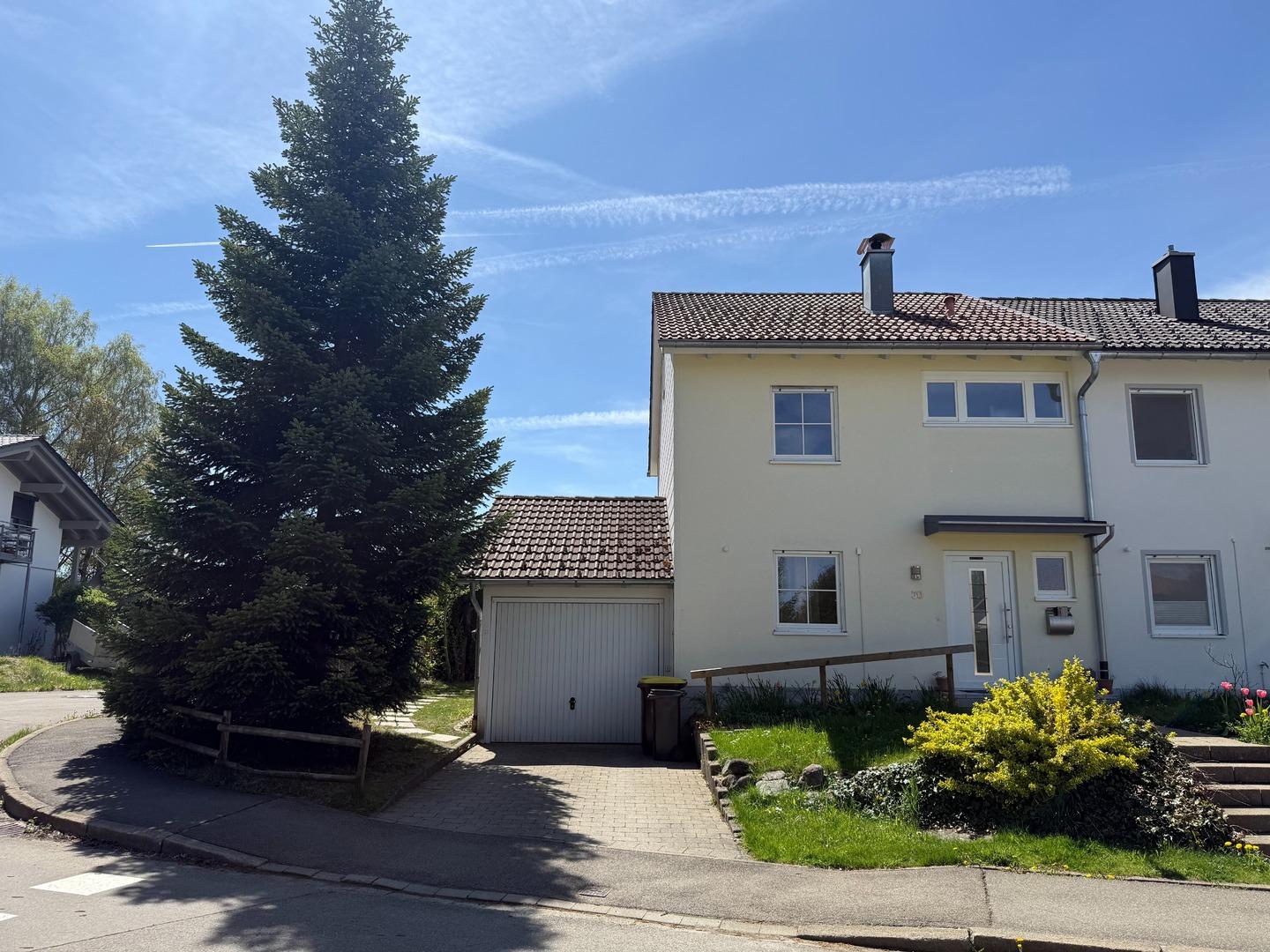 Hausansicht mit Garage