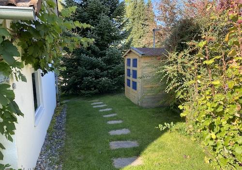 Gartenbereich mit Gartenhaus