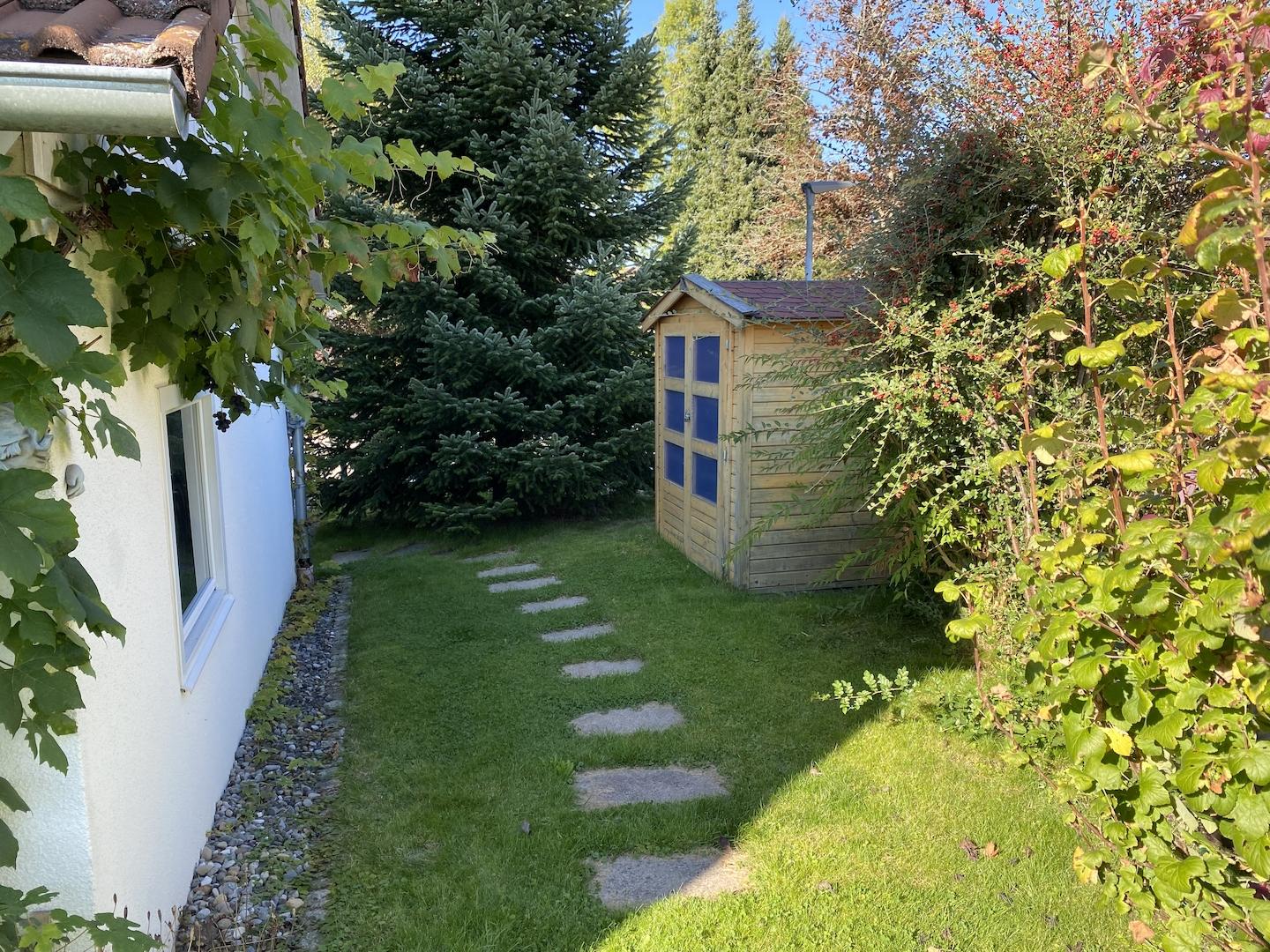 Gartenbereich mit Gartenhaus
