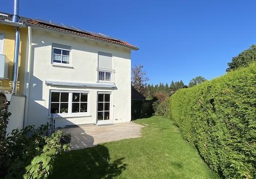 Hausansicht mit Garten