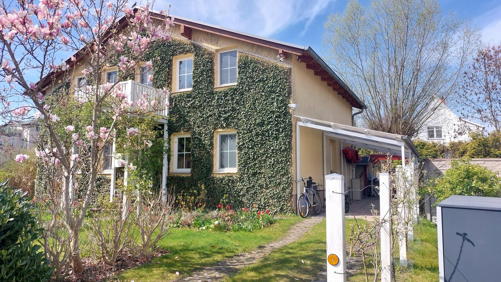 Haus mit seitlichem Carport