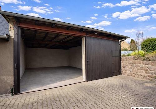 Große Garage innen