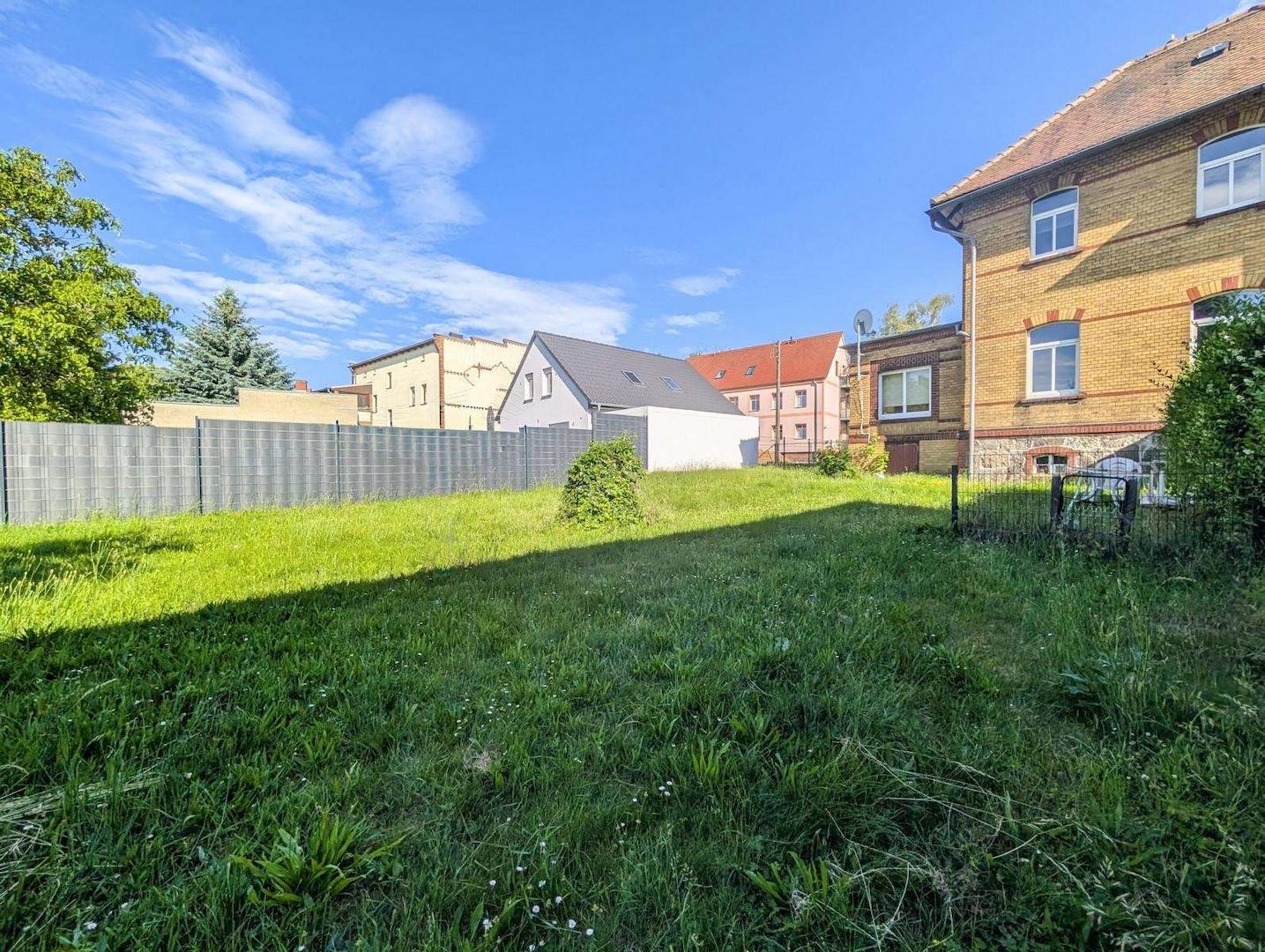 Hinter dem Haus