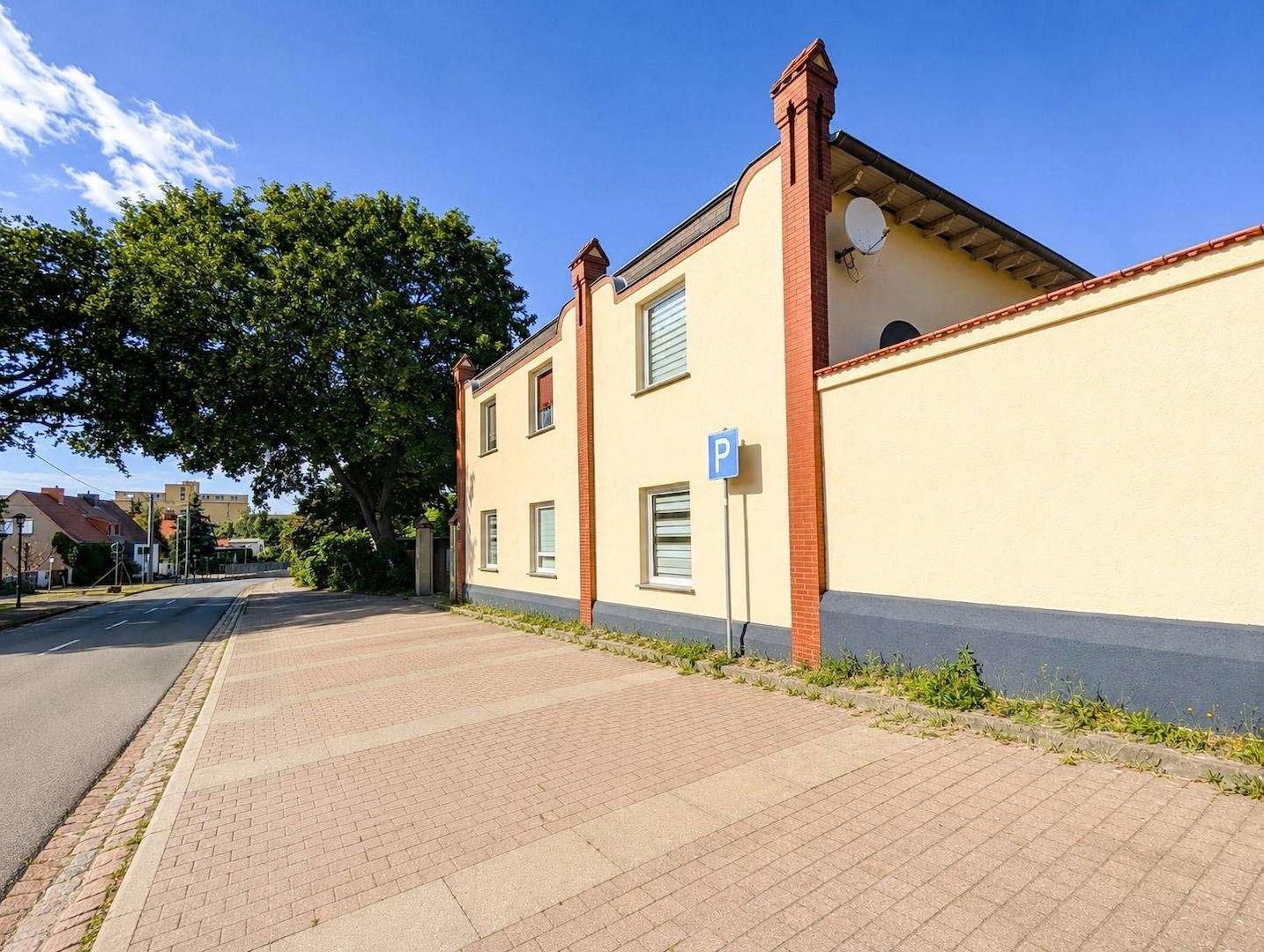 Parkplätze vor dem Haus