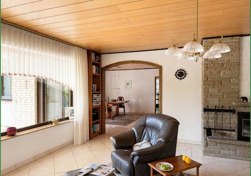 Blick vom Wohnzimmer ins Esszimmer
