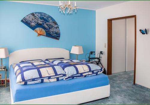 Schlafzimmer mit Blick auf die Ankleide