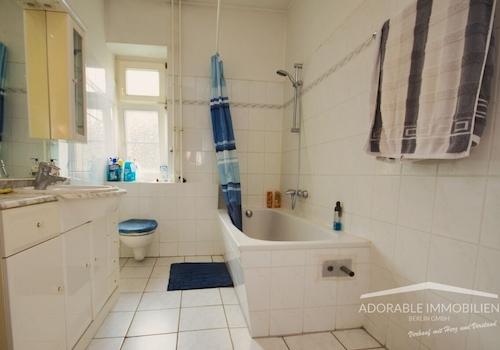 Badezimmer mit Badewanne