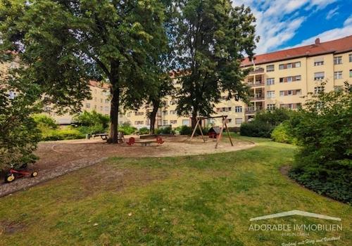 Kinderspielplatz im geschützten Innenhof