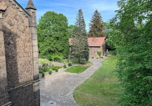 Blick vom Westflügel zur Halle