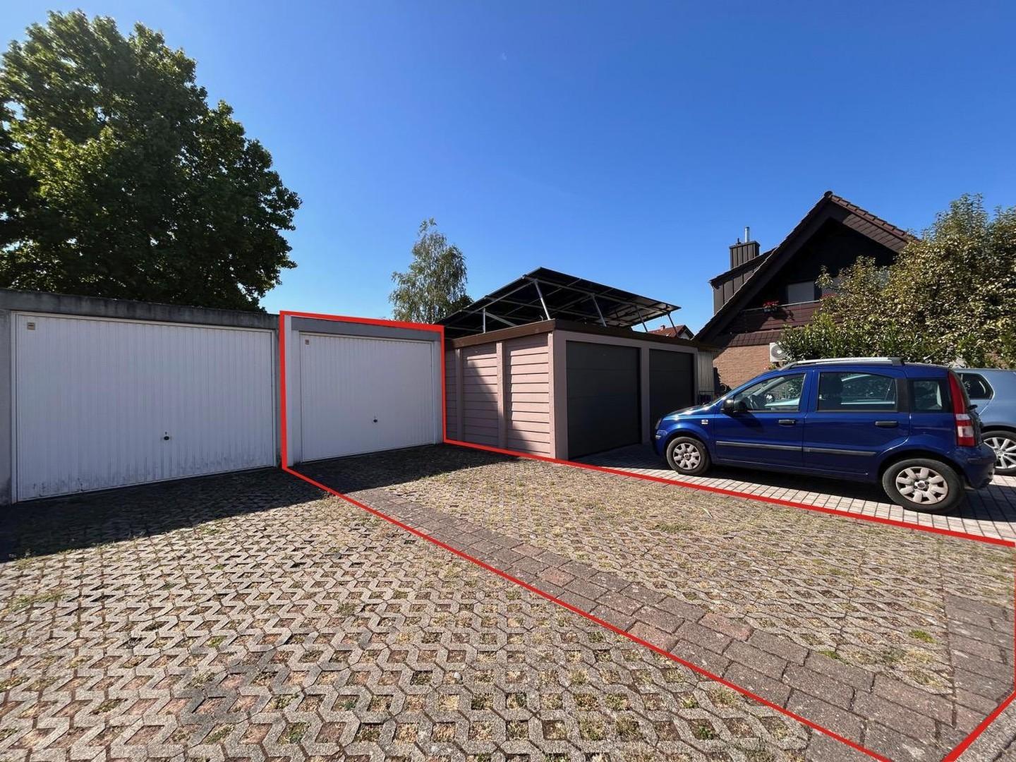 Garage mit Stellplatz
