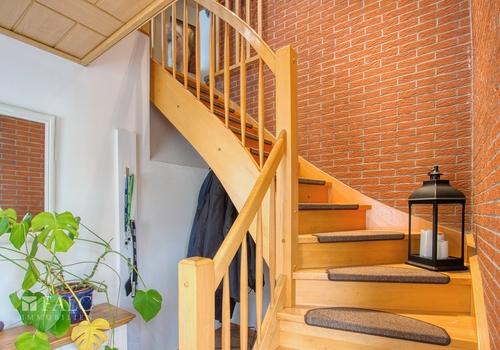 Treppe zur Einheit DG