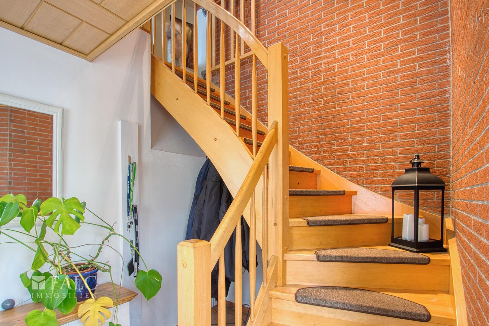 Treppe zur Einheit DG