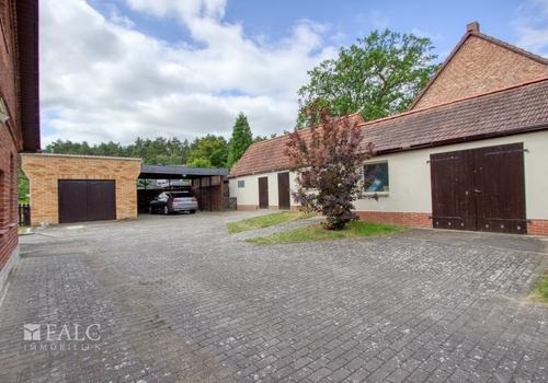 Hofansicht mit Garage, Carport, Nebengebäude