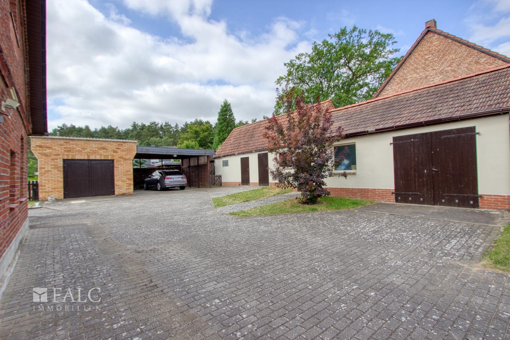 Hofansicht mit Garage, Carport, Nebengebäude